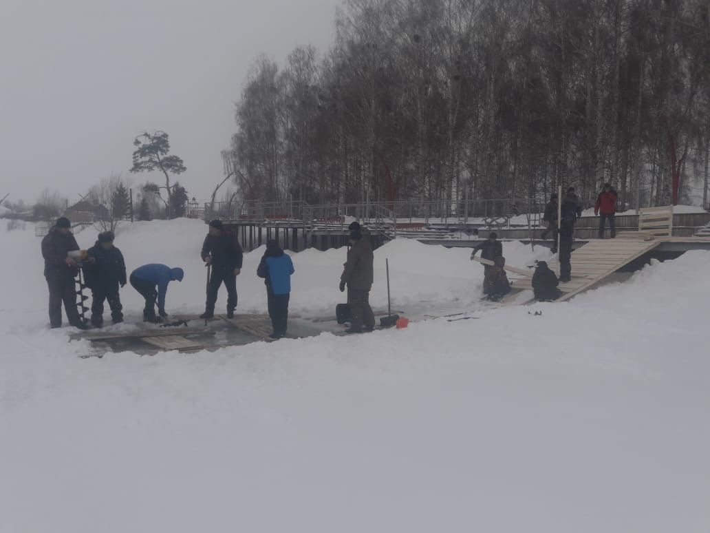 В Тетюшах на городском пруду идёт подготовка купели к Крещенским купаниям