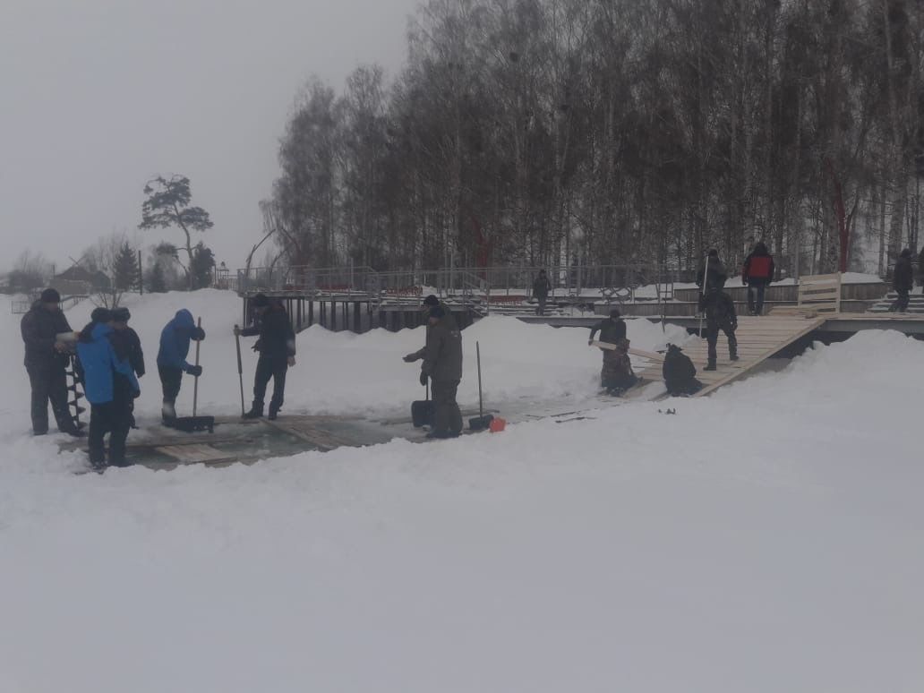 В Тетюшах на городском пруду идёт подготовка купели к Крещенским купаниям
