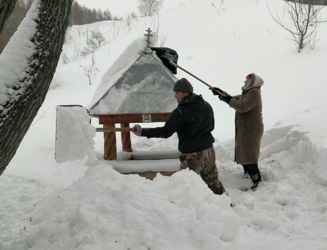 В Кошки-Новотимбаеве жители села организовали очищение от снега родника "Пуп селе"