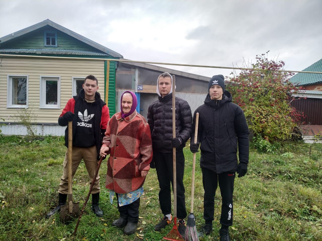 Тетюшские активисты оказали посильную помощь по очистке придомовой территории пожилым людям