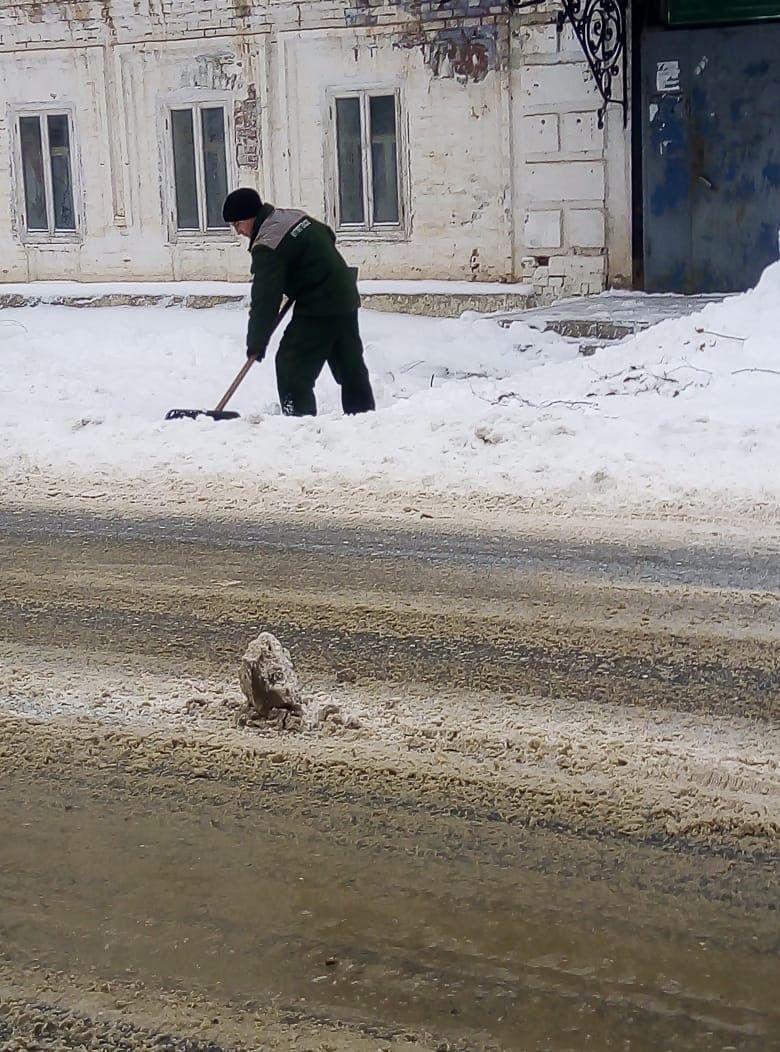 В Тетюшах с утра на дорогах города работала снегоуборочная техника