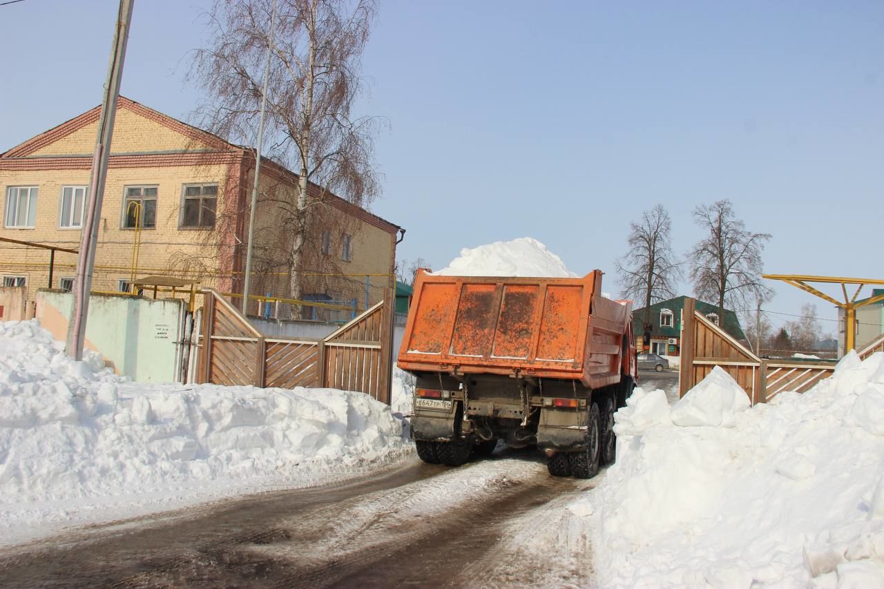 В Тетюшах продолжается вывоз снега