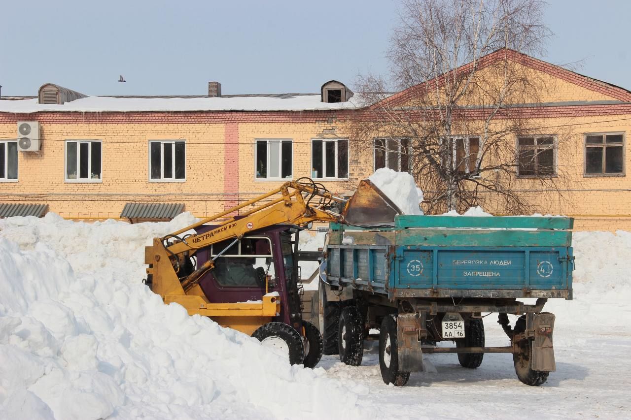 В Тетюшах продолжается вывоз снега