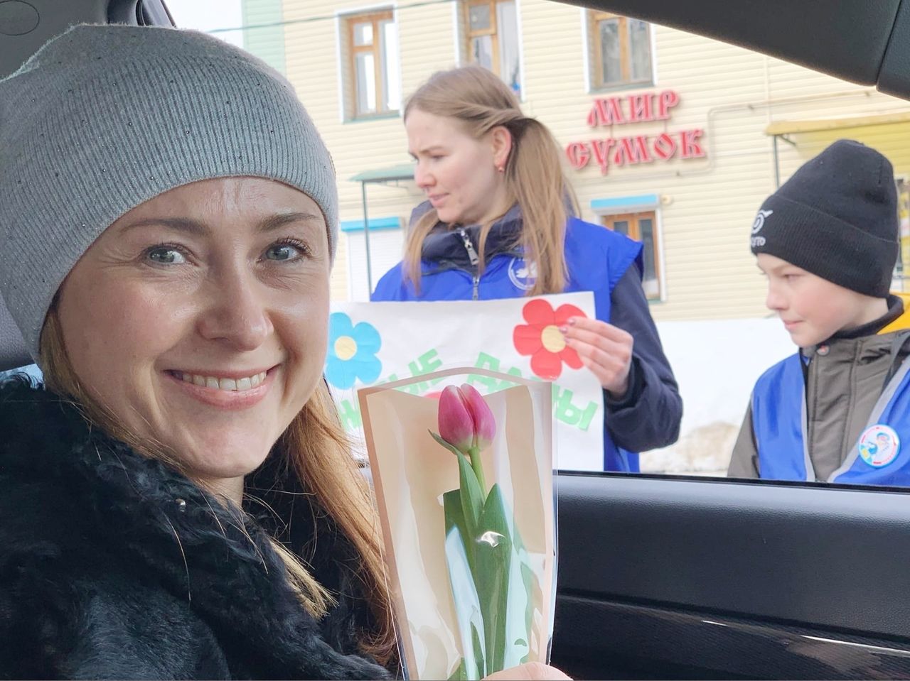 Акция «Цветы для автоледи» организовали в Тетюшах