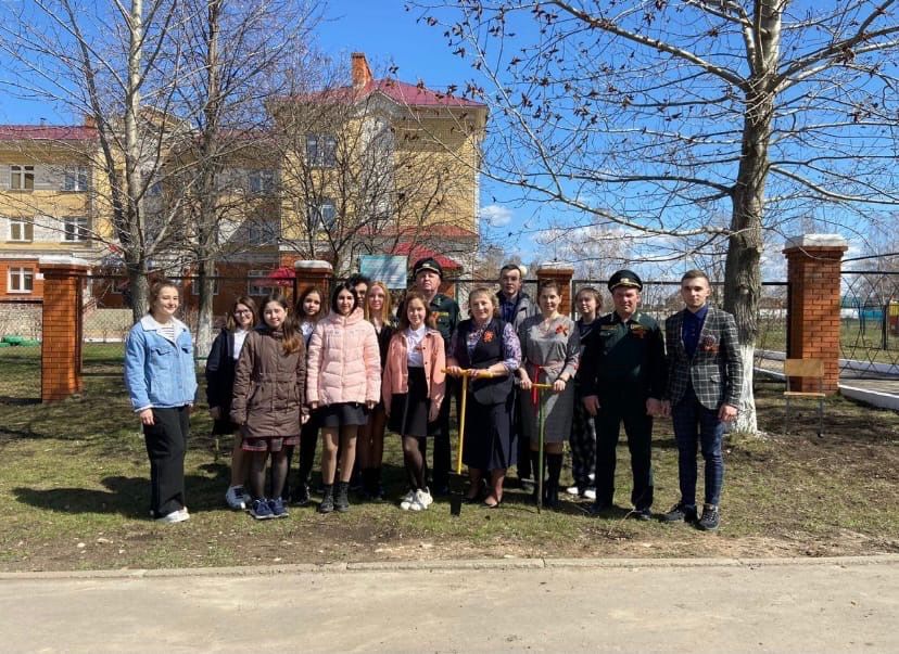 Школьники и сотрудники Тетюшского лесничества провели акцию «Сад памяти»