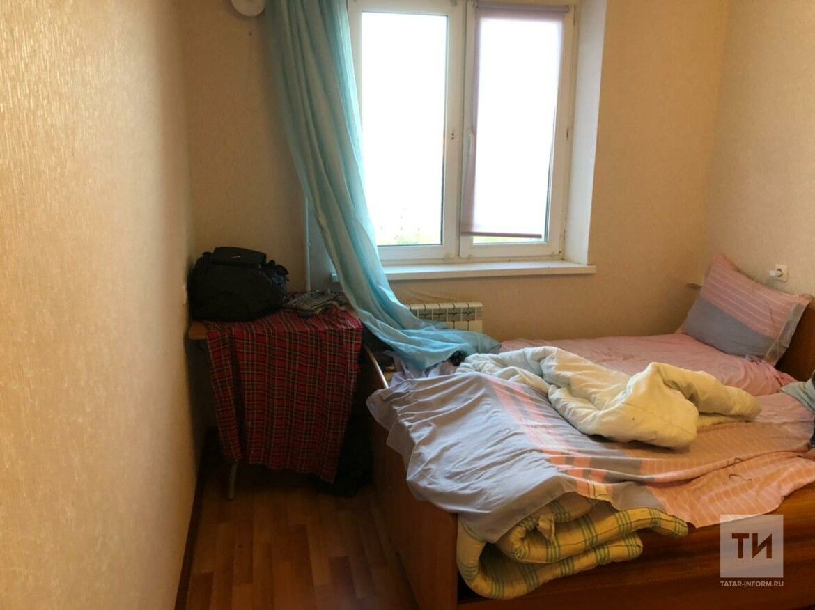 Опубликованы фото из квартиры в Альметьевске, откуда выпал ребенок и разбился