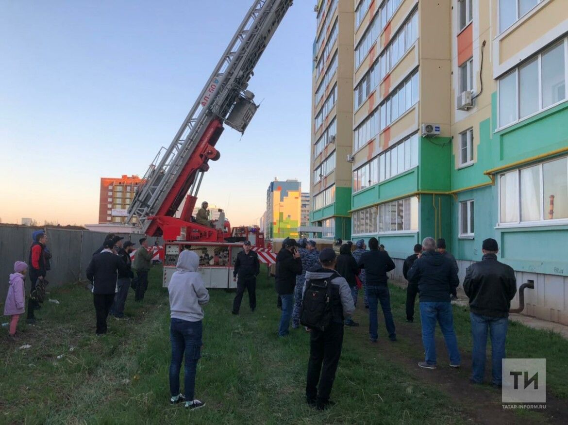 Опубликованы фото из квартиры в Альметьевске, откуда выпал ребенок и разбился
