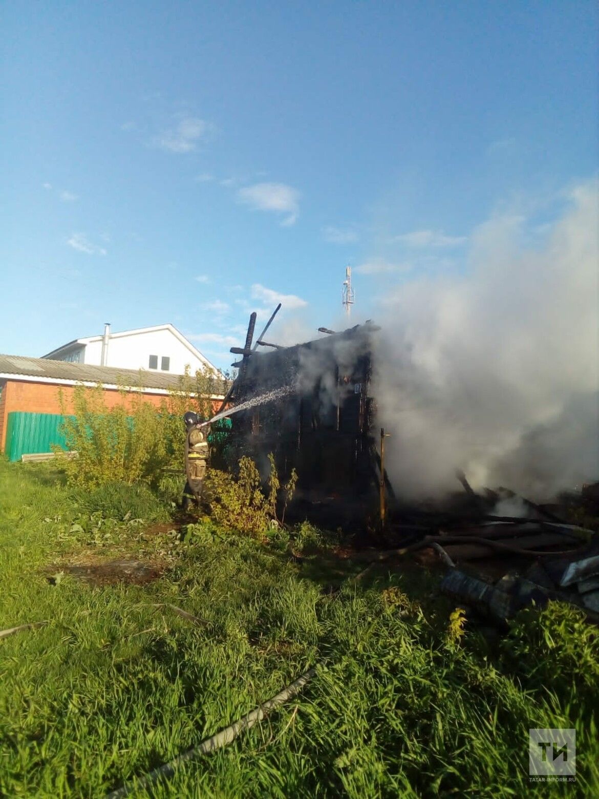 В Татарстане в заброшенном доме во время пожара пострадал бездомный
