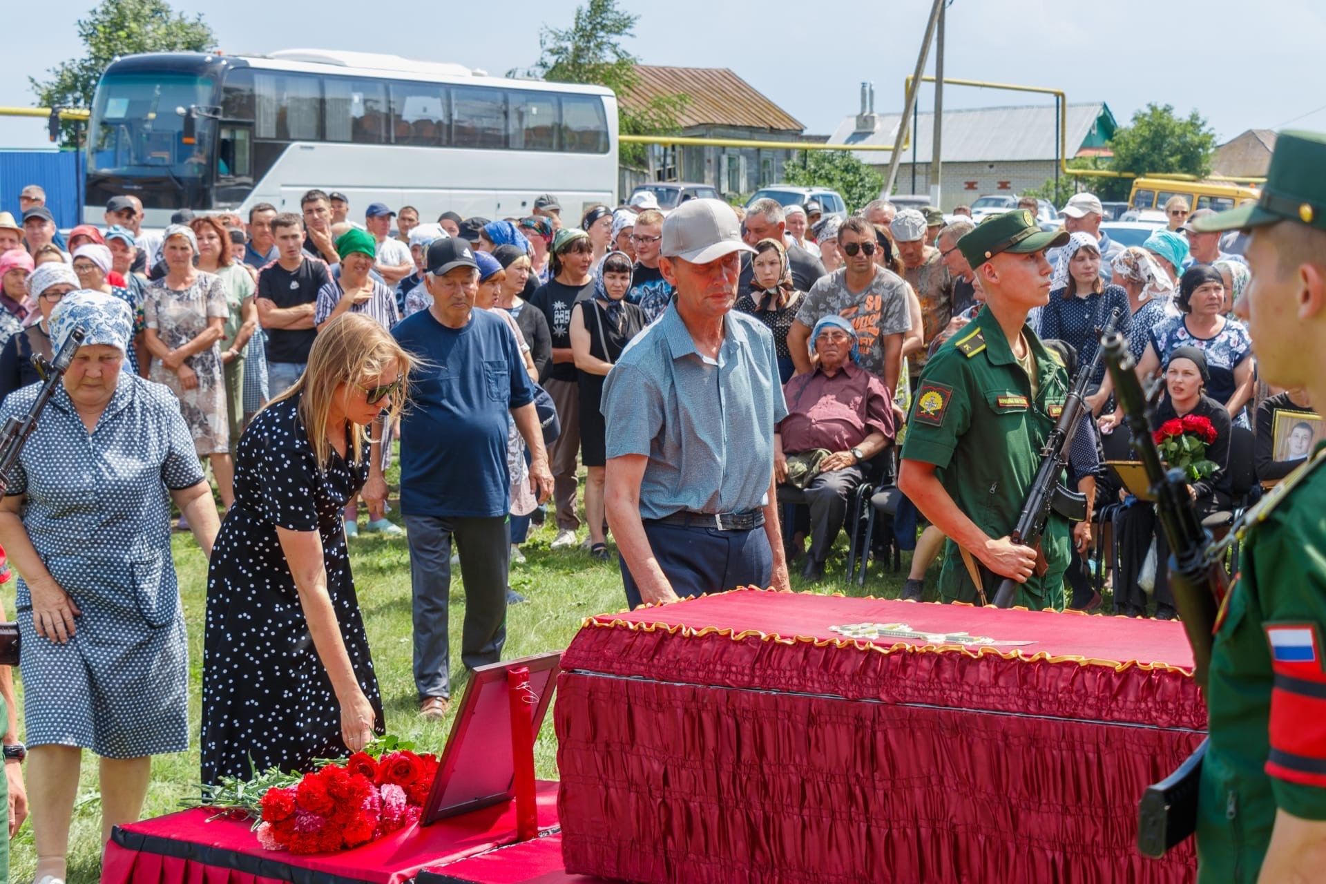 В селе Богдашкино прошла церемония прощания с Николаем Волковым, погибшим 11 мая в г. Попасная ЛНР