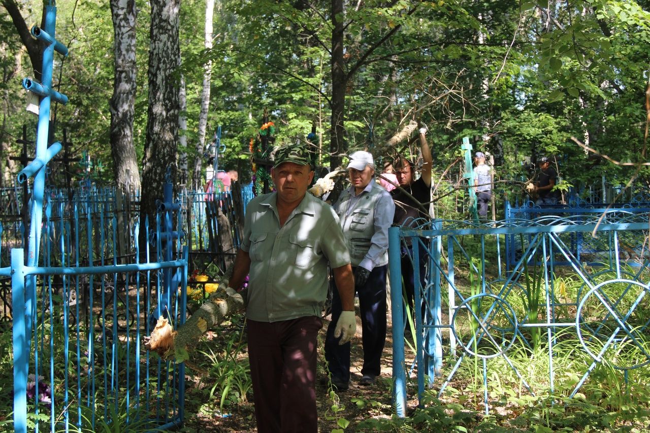 На городском кладбище в Тетюшах организовали субботник