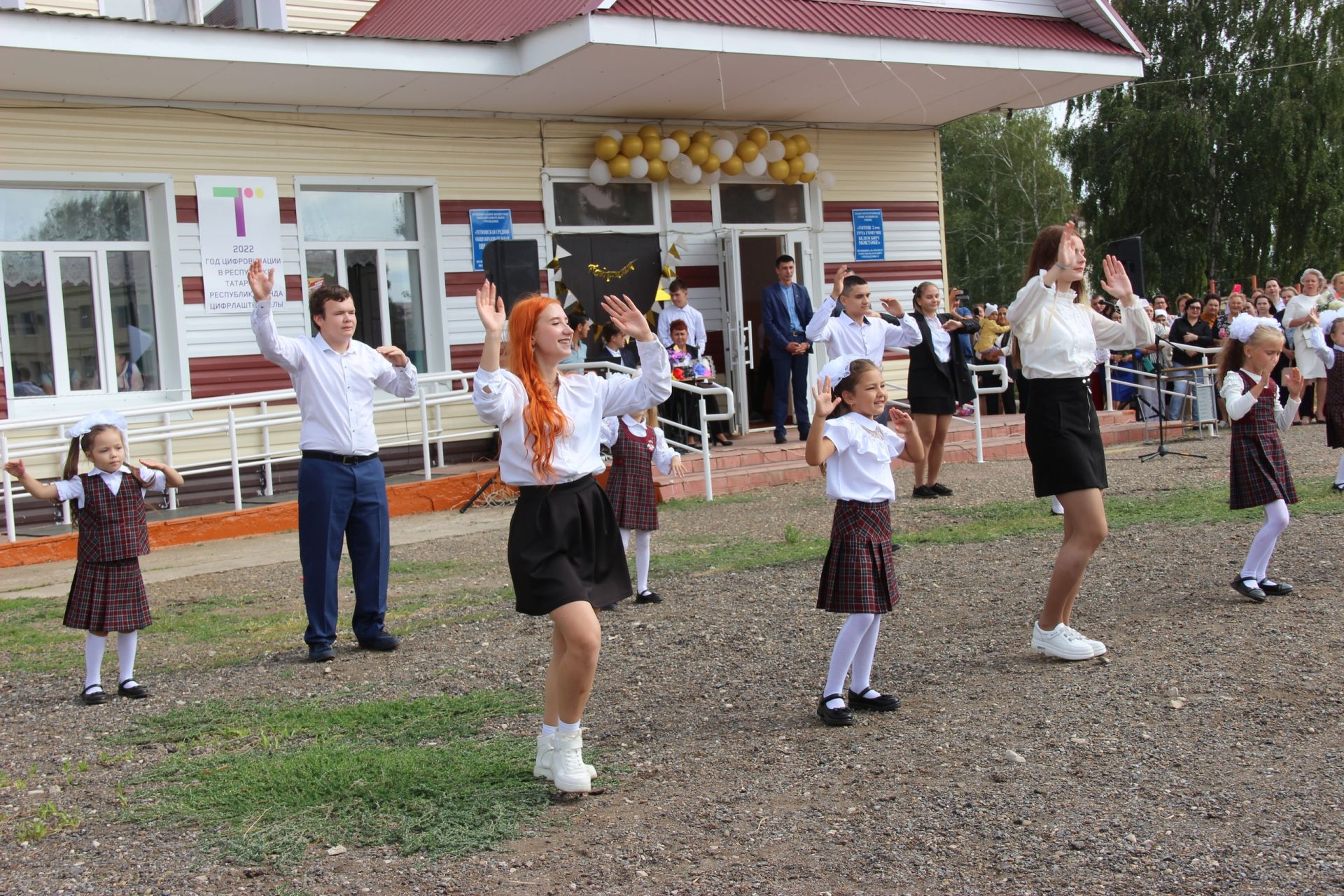 В Тетюшской средней школе №2 в День знания звучали песни, декламировались стихи