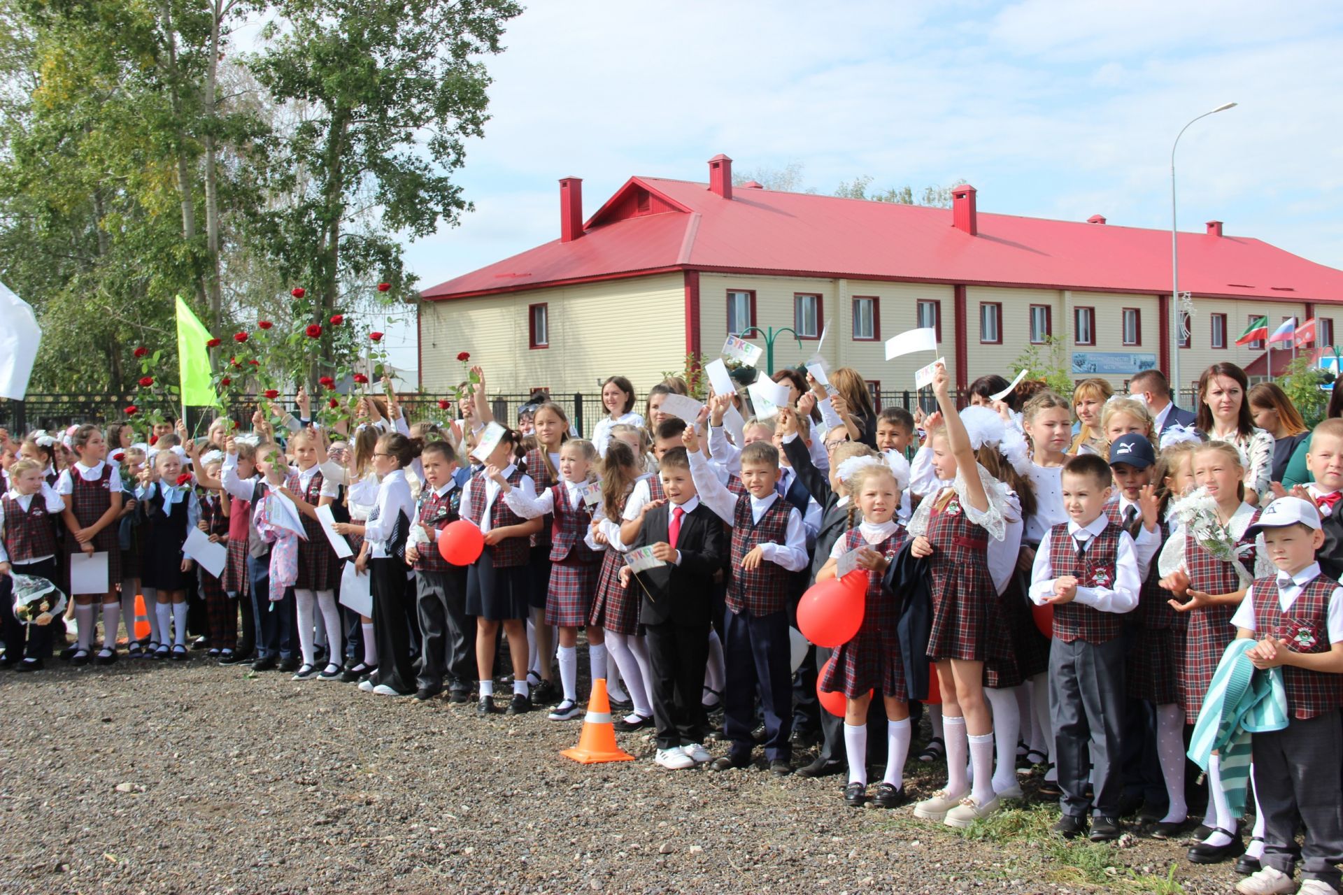 В Тетюшской средней школе №2 в День знания звучали песни, декламировались стихи