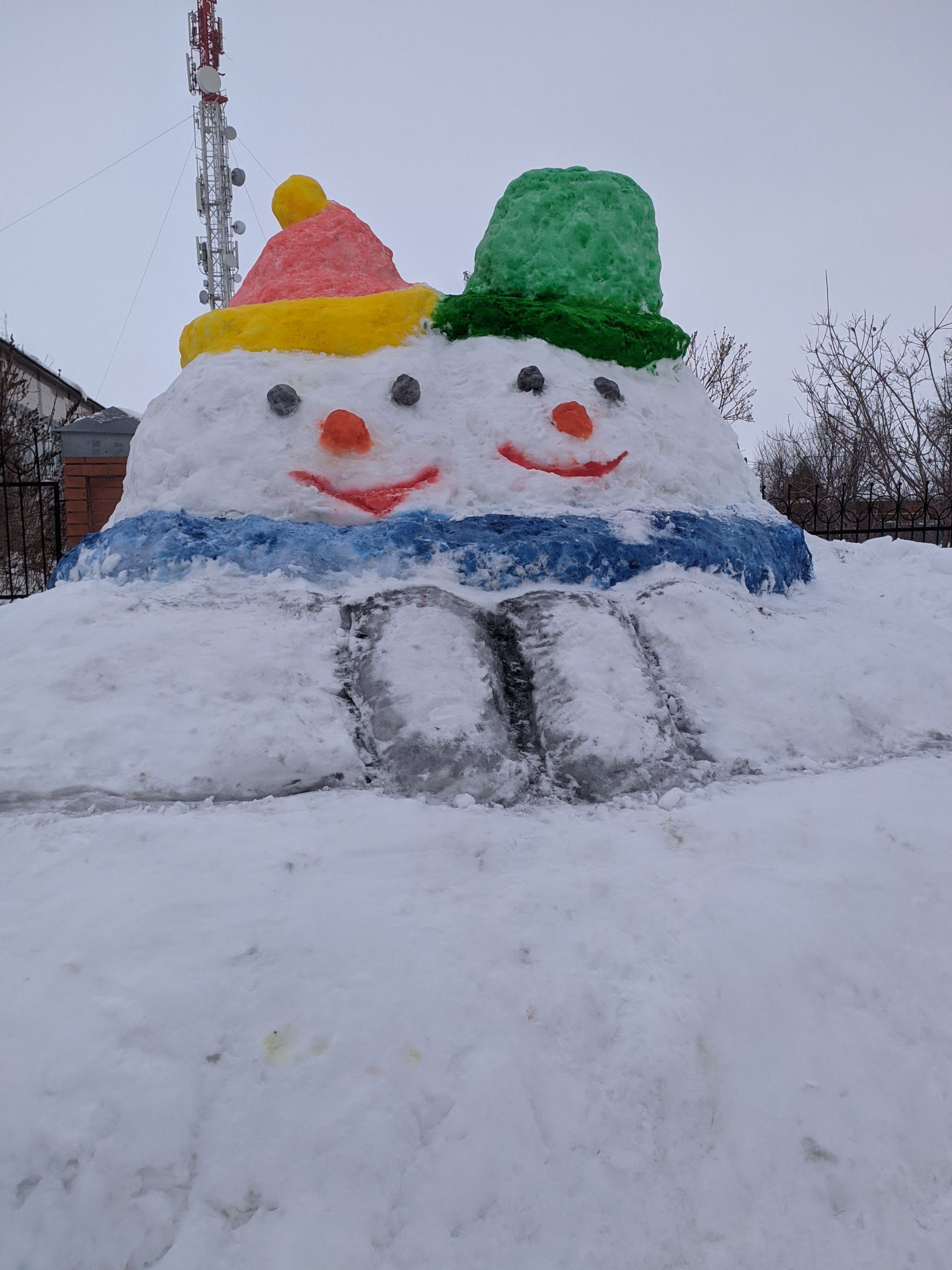 В Тетюшах создают красивые фигуры из снега