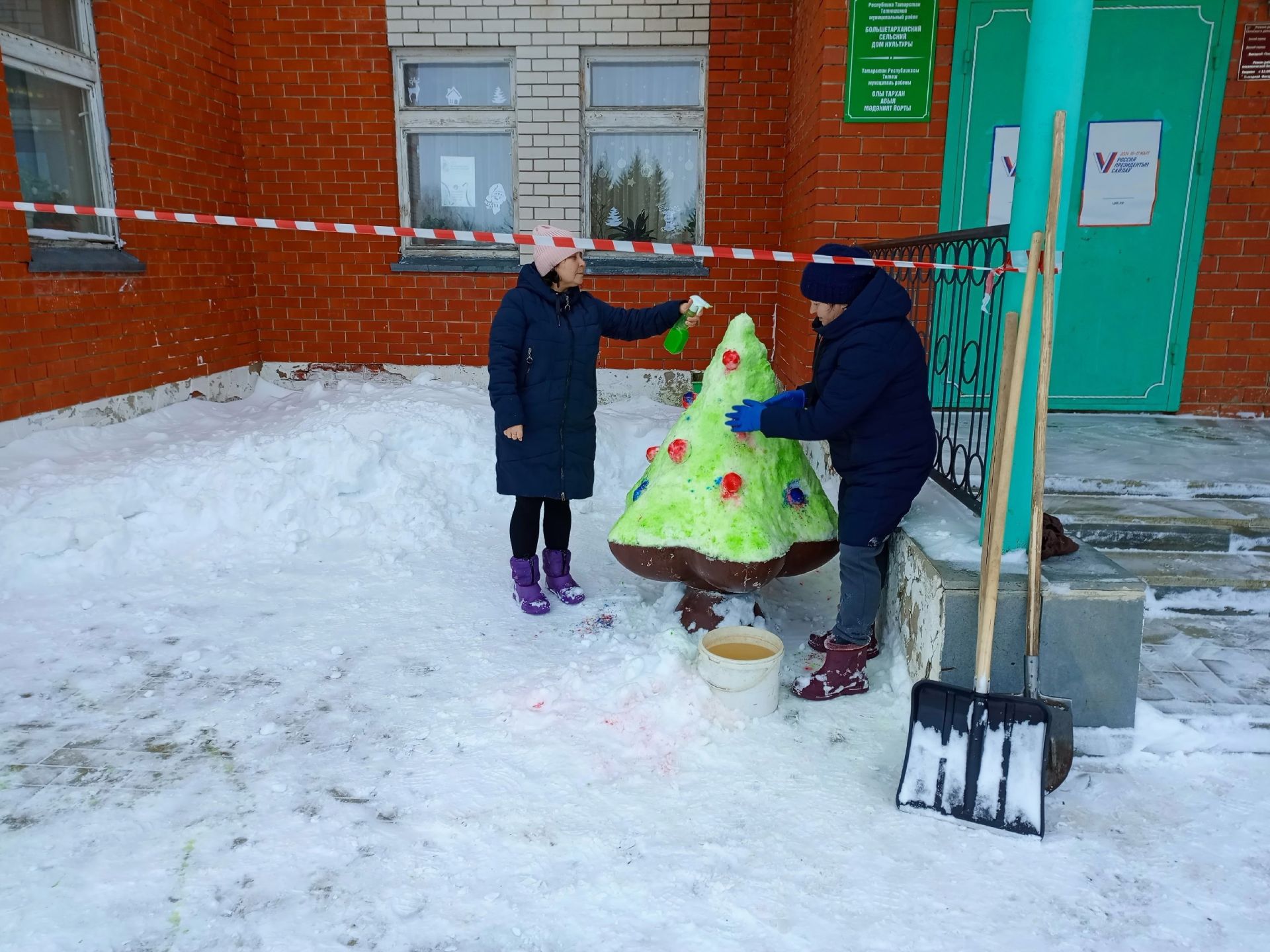 Не менее симпатичного дракона изваяли из снега работники Большетарханского ДК