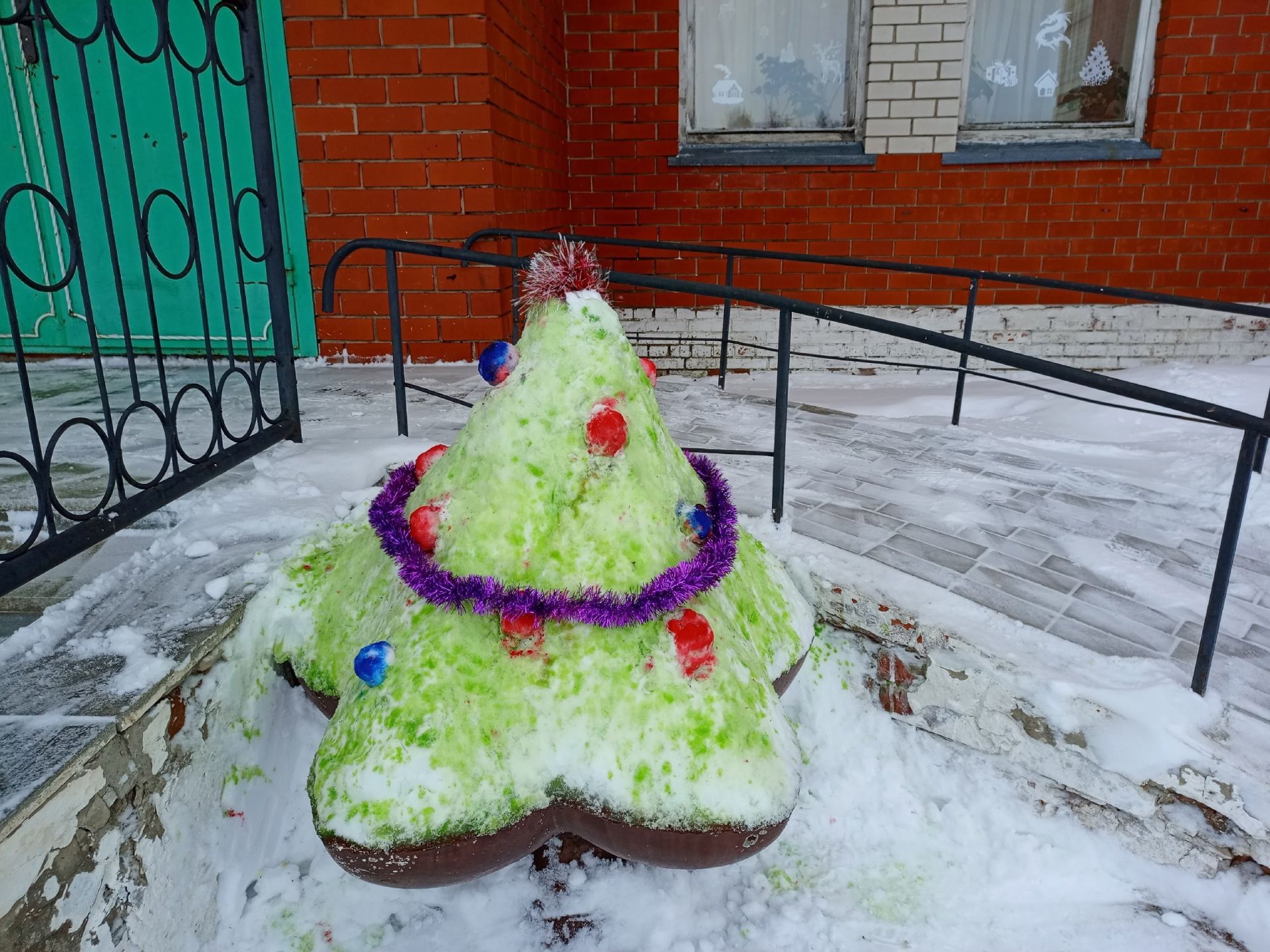 Не менее симпатичного дракона изваяли из снега работники Большетарханского ДК