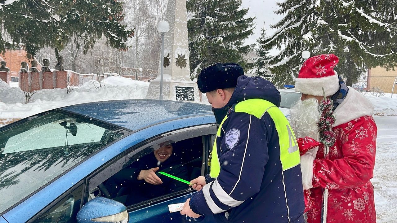 В Тетюшах сотрудники Госавтоинспекции поздравили водителей с Новым годом