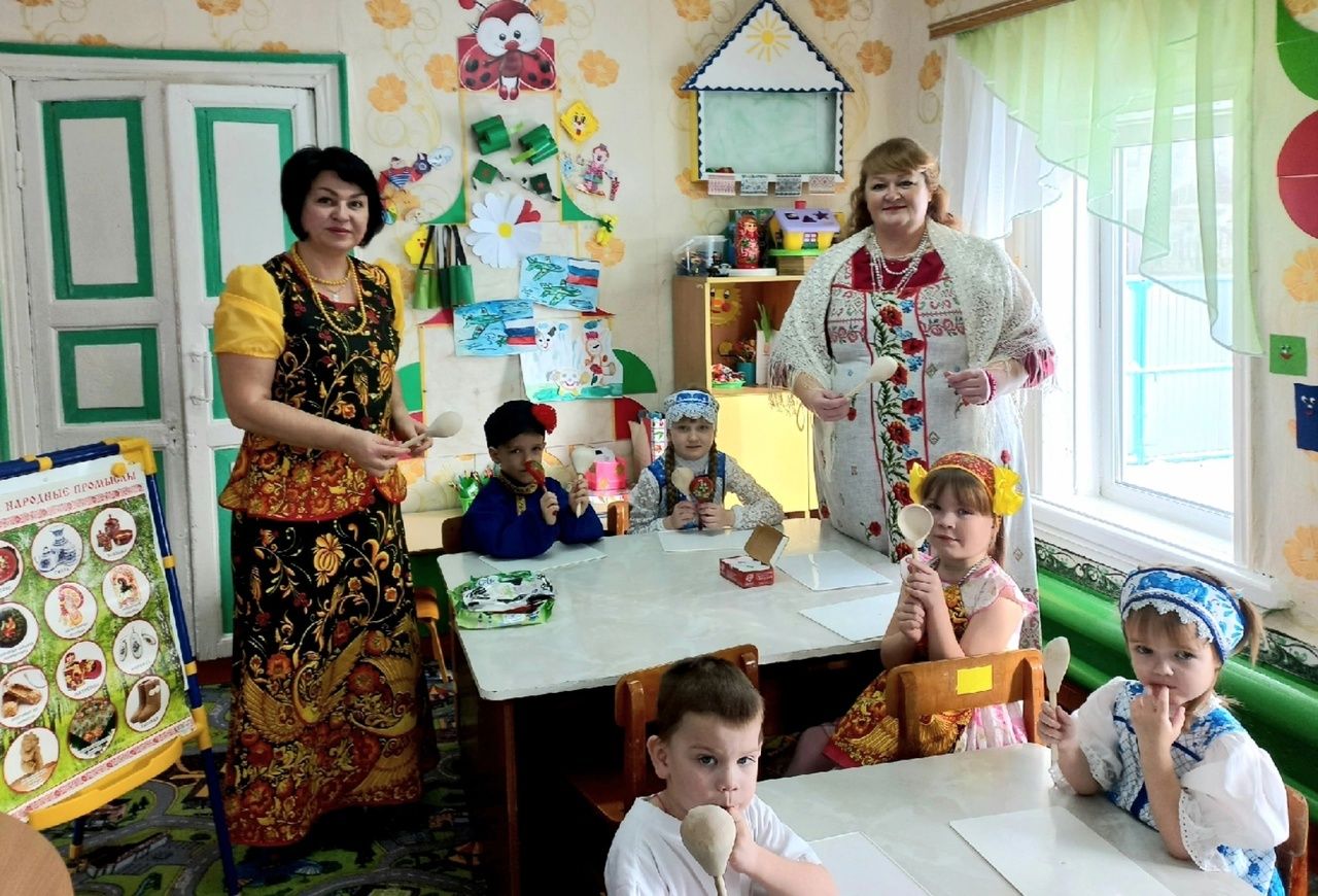 В Монастырской школе провели мастер-класс по росписи деревянных ложек