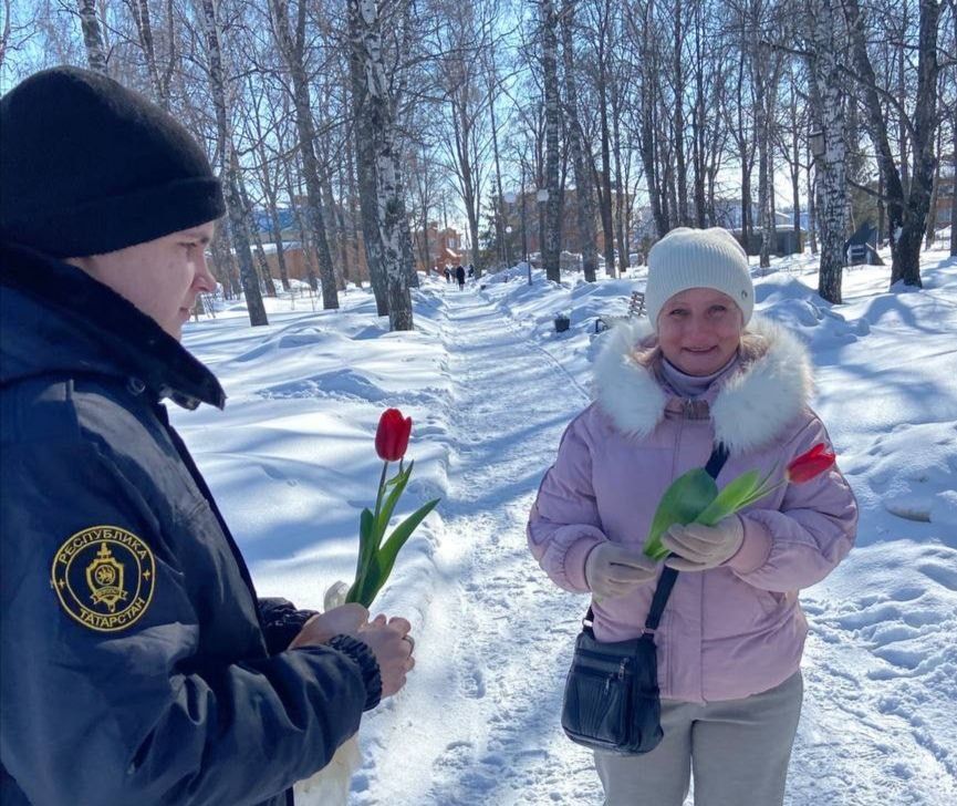 В центре Тетюш провели акцию «С праздником Весны, милые дамы!»