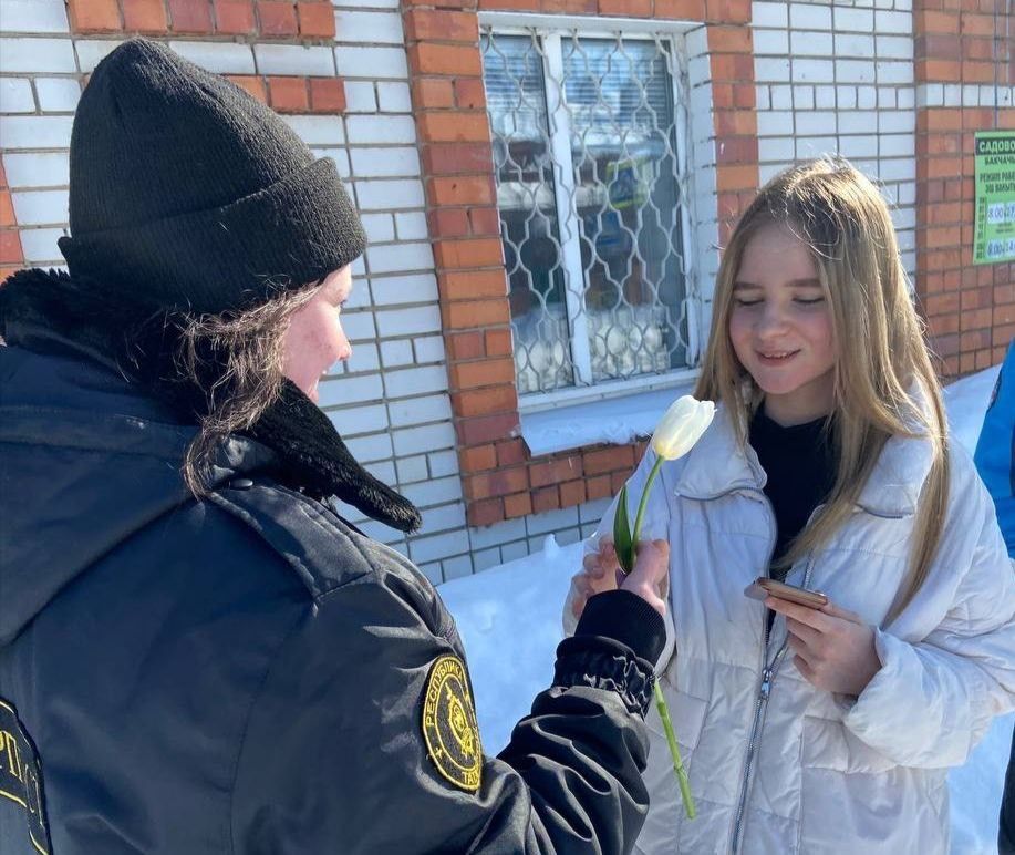 В центре Тетюш провели акцию «С праздником Весны, милые дамы!»