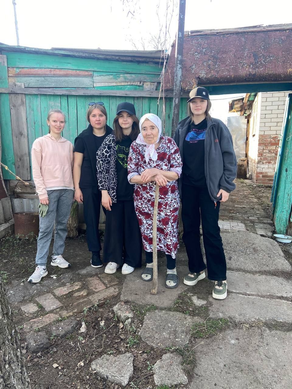 Активисты «Форпоста» помогают тетюшанам в уборке придомовых территорий