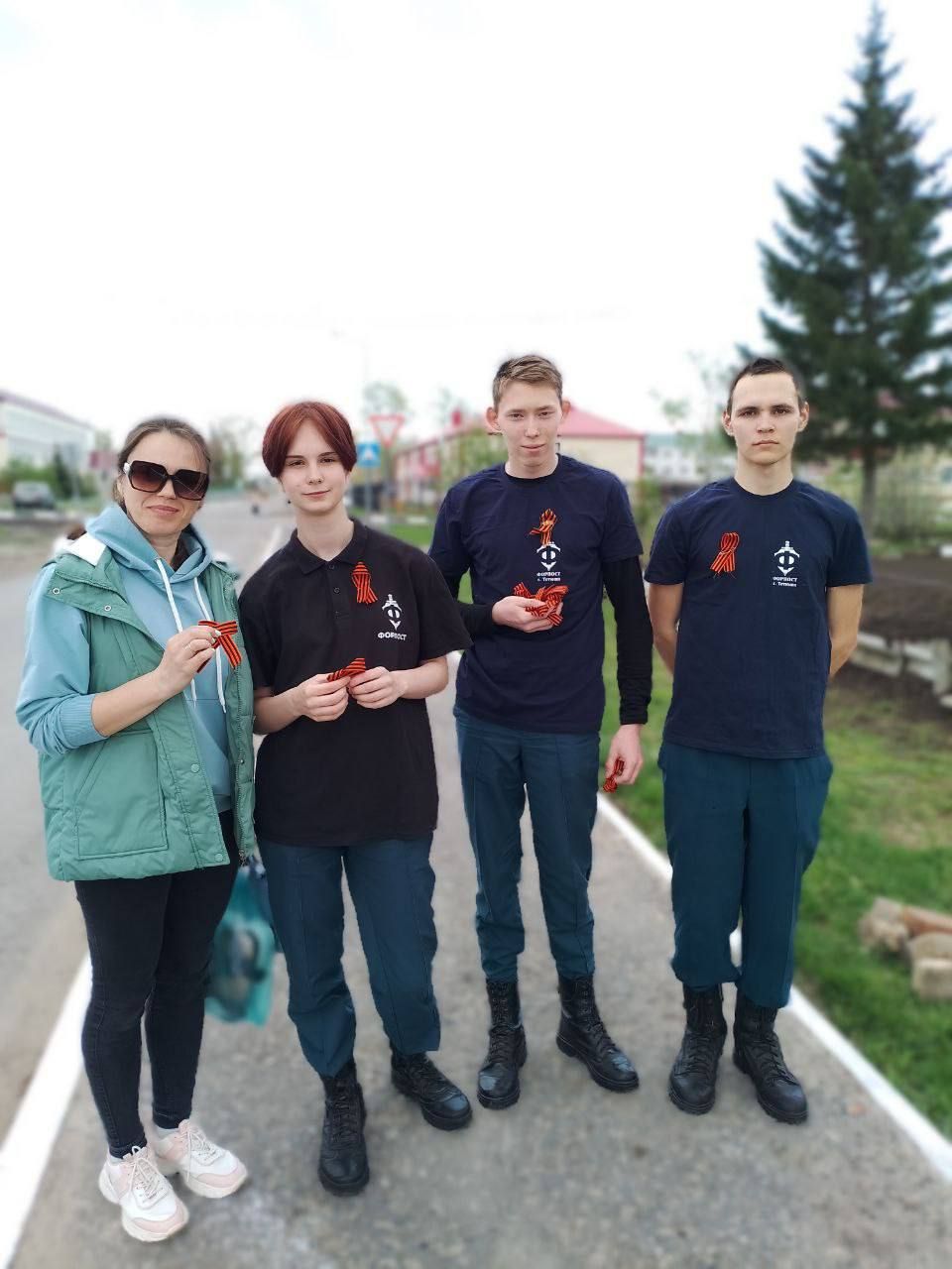 В центре города Тетюши провели акцию «Георгиевская ленточка»