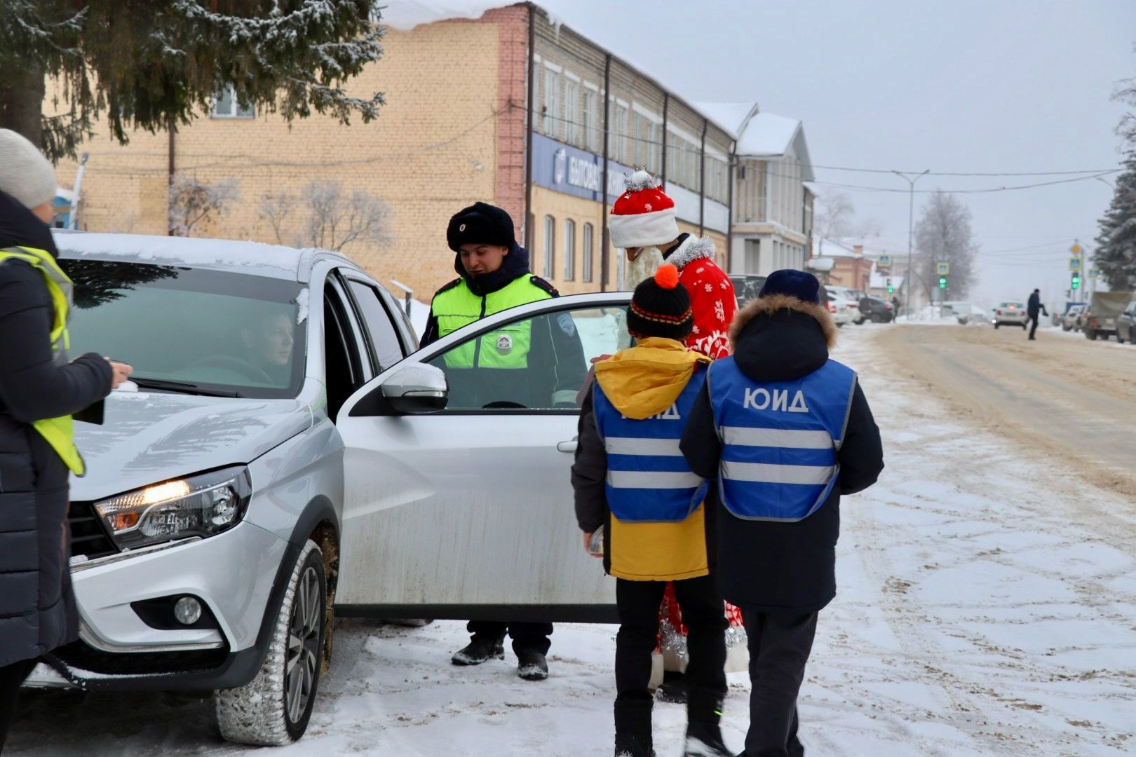 В Тетюшах прошла акция «Дед Мороз  - за безопасность на дороге»