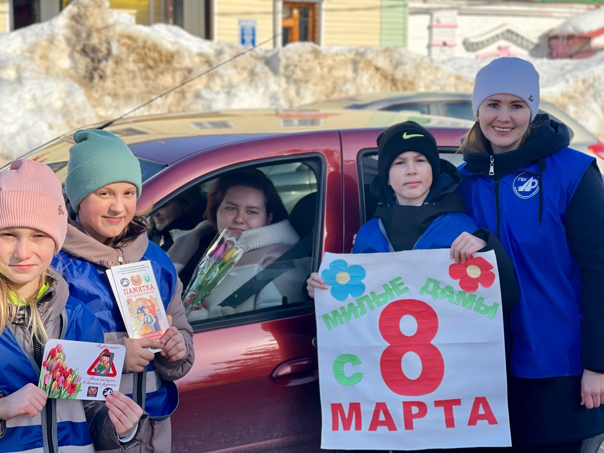 В Тетюшах автолюбительницам вручили поздравительные открытки и цветы