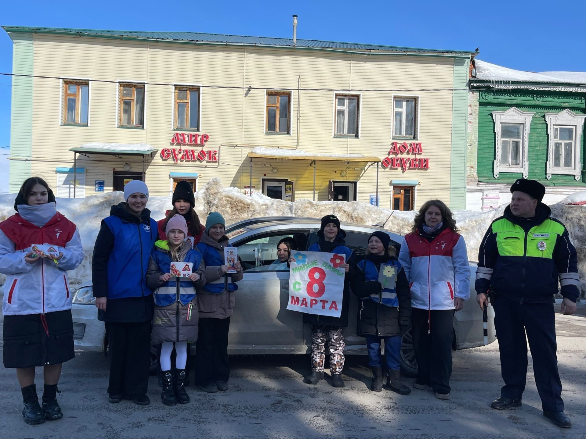 В Тетюшах автолюбительницам вручили поздравительные открытки и цветы