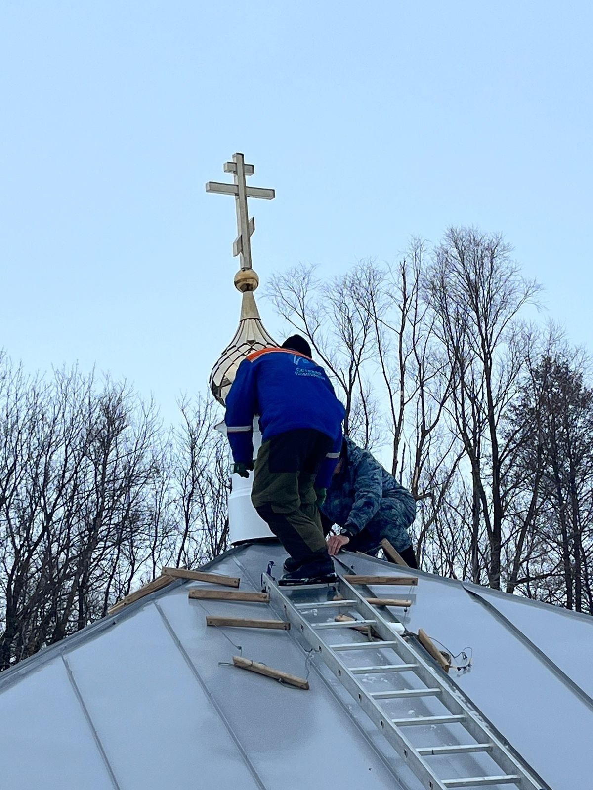 В селе Бессоново в Свято-Троицком храме был освящен накупольный крест