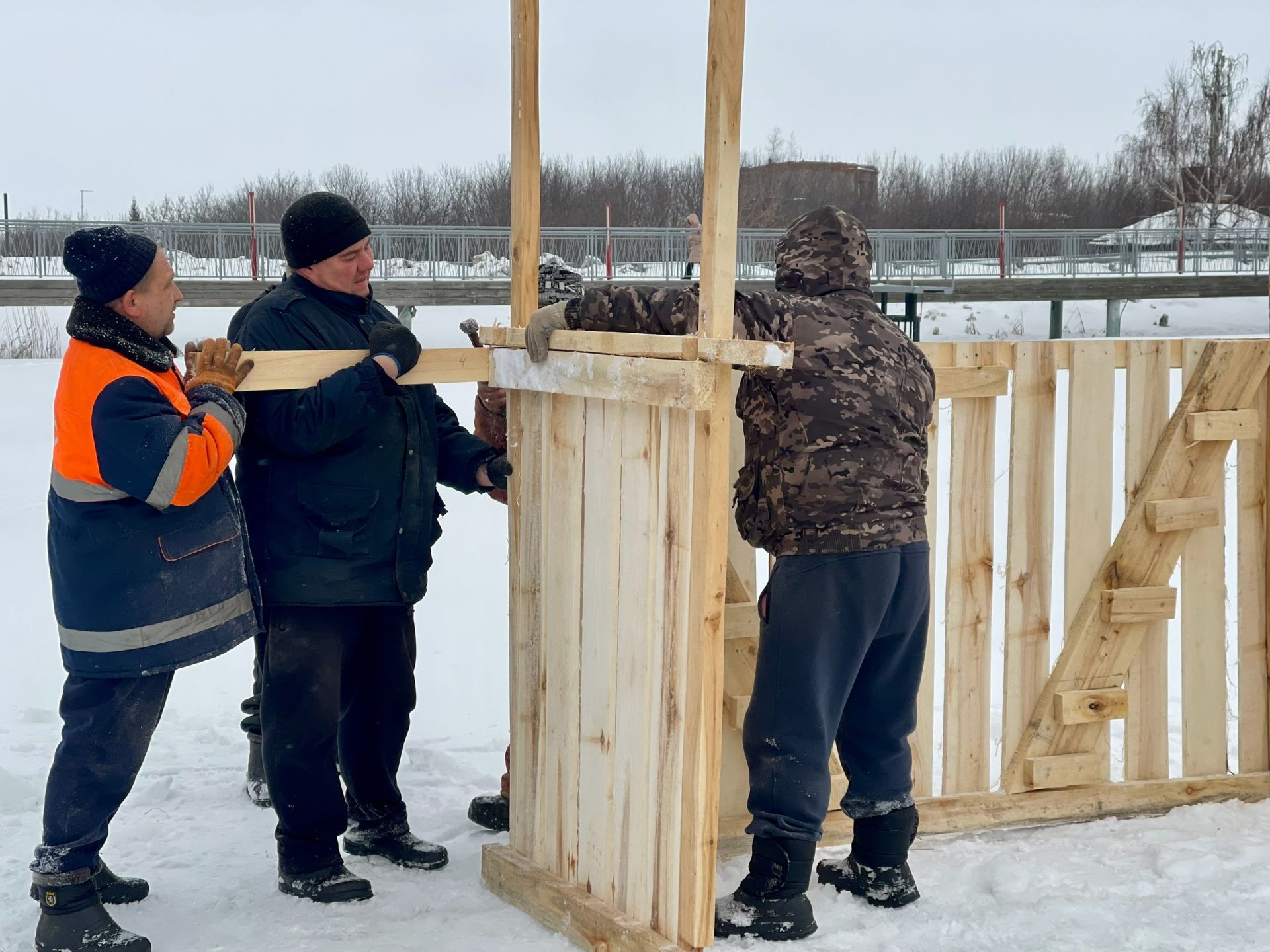 В Тетюшах на городском прудке идет установка купели