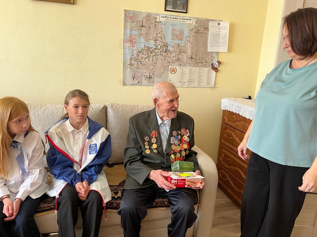 Школьники поздравили ветеранов