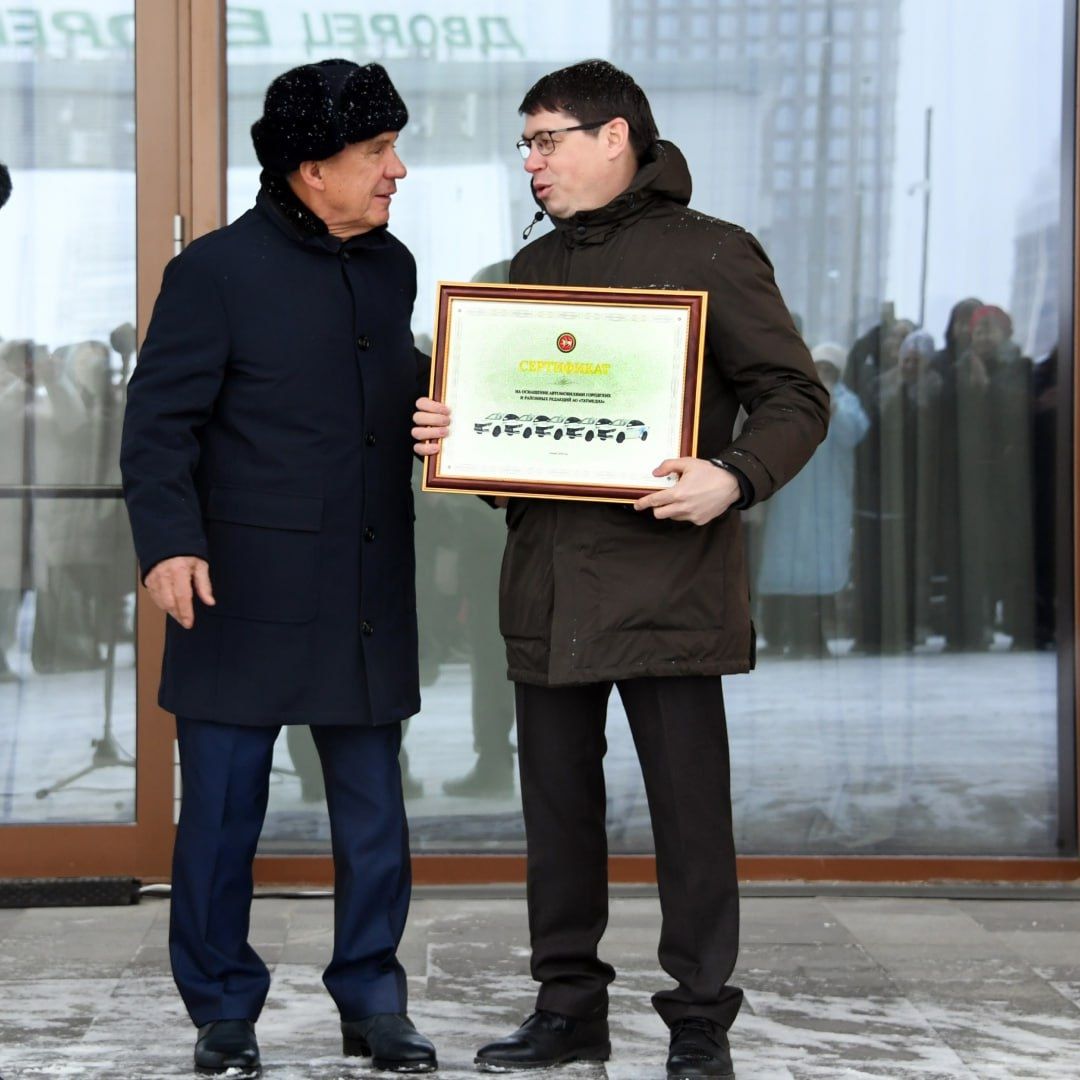Рөстәм Миңнеханов автомобильләрне «ТАТМЕДИА » редакцияләренә тапшырды
