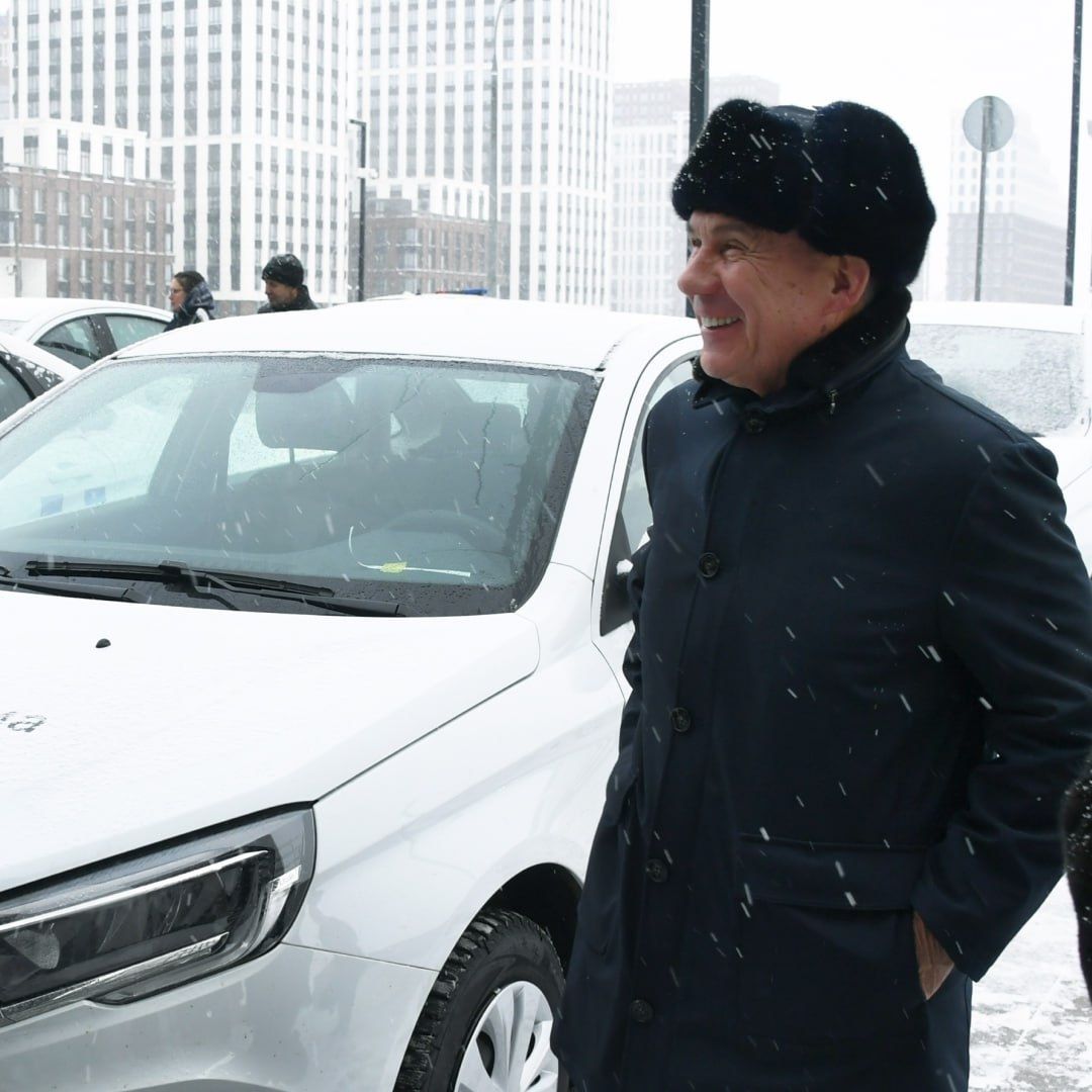Рөстәм Миңнеханов автомобильләрне «ТАТМЕДИА » редакцияләренә тапшырды