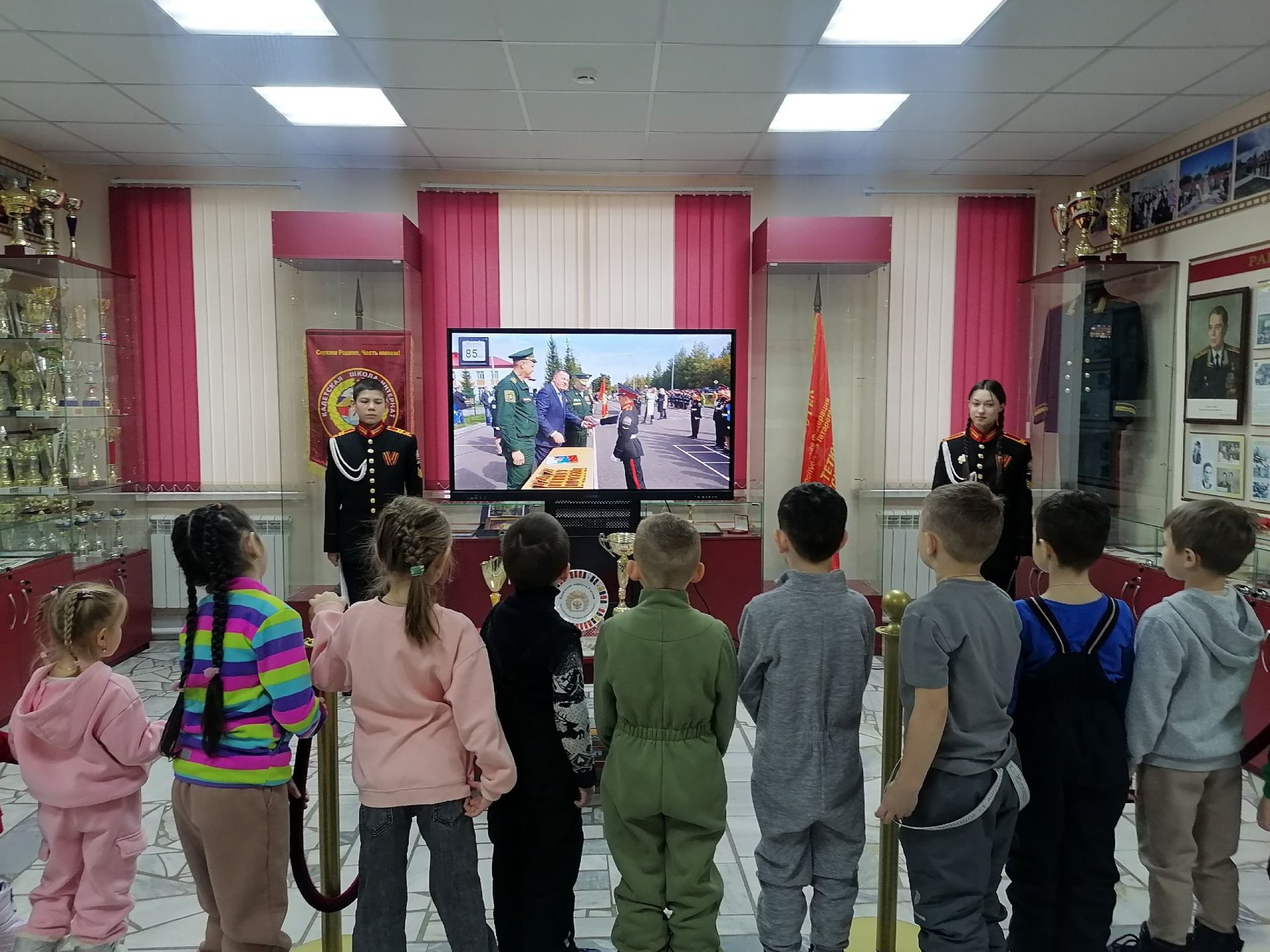 Тетюшские детсадовцы посетили Музей боевой Славы кадетской школы