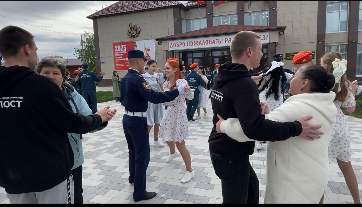 Фопостовцы станцевали вальс Победы