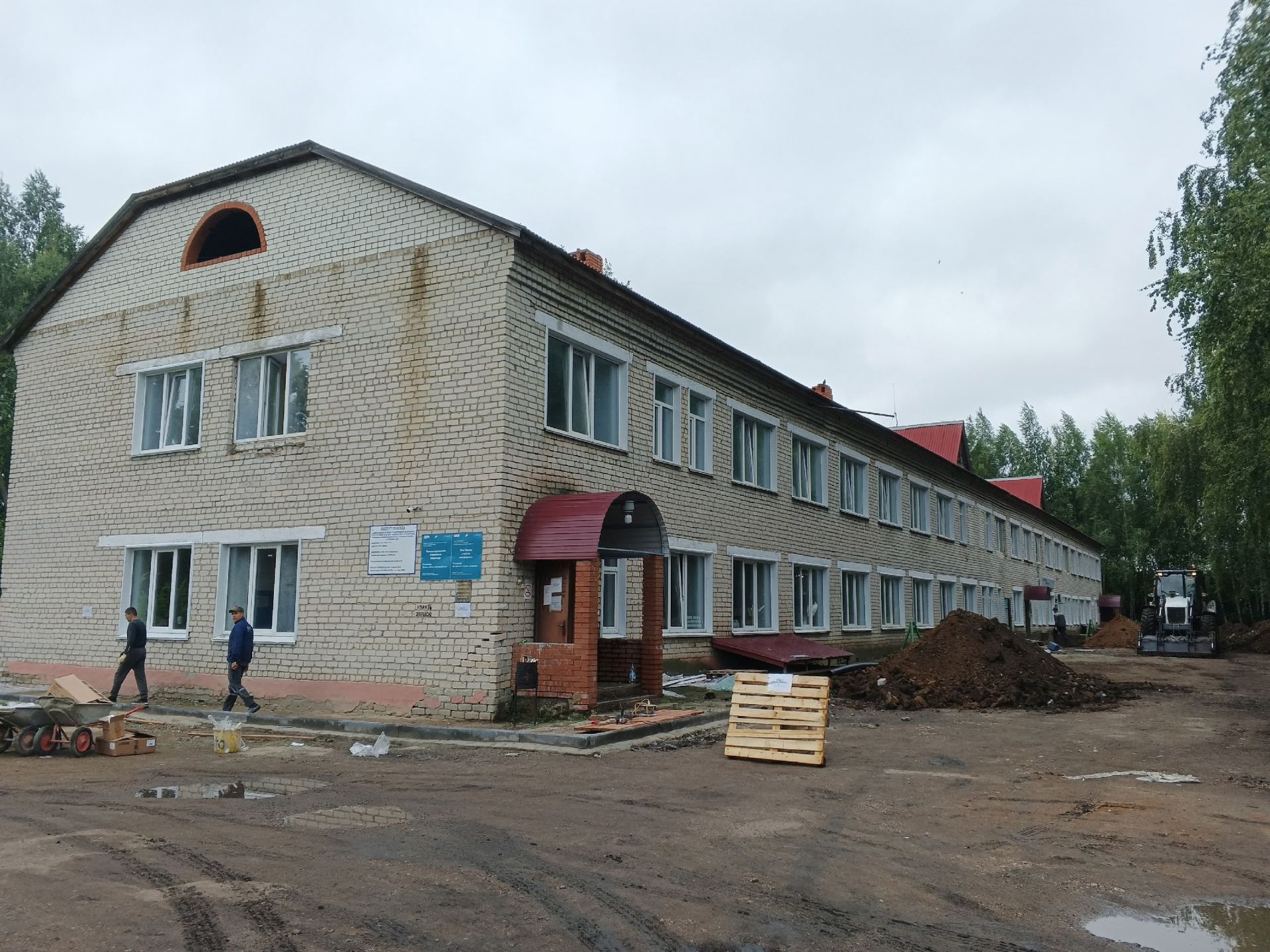 Главврач Тетюшской ЦРБ проверил капремонт больницы в Больших Тарханах