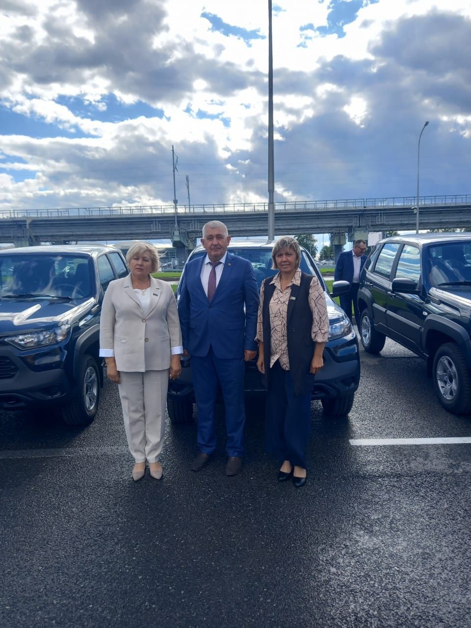 Раис Татарстана вручил новые автомобили главам сельских поселений Тетюшского района