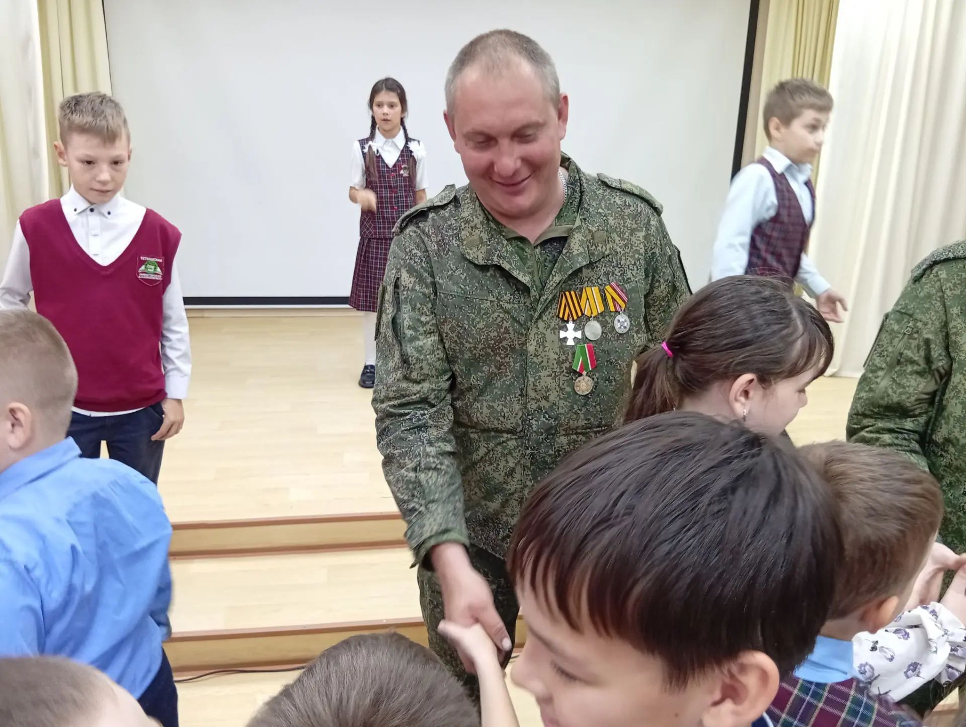 Бойцы инженерно-саперной роты встретились со школьниками