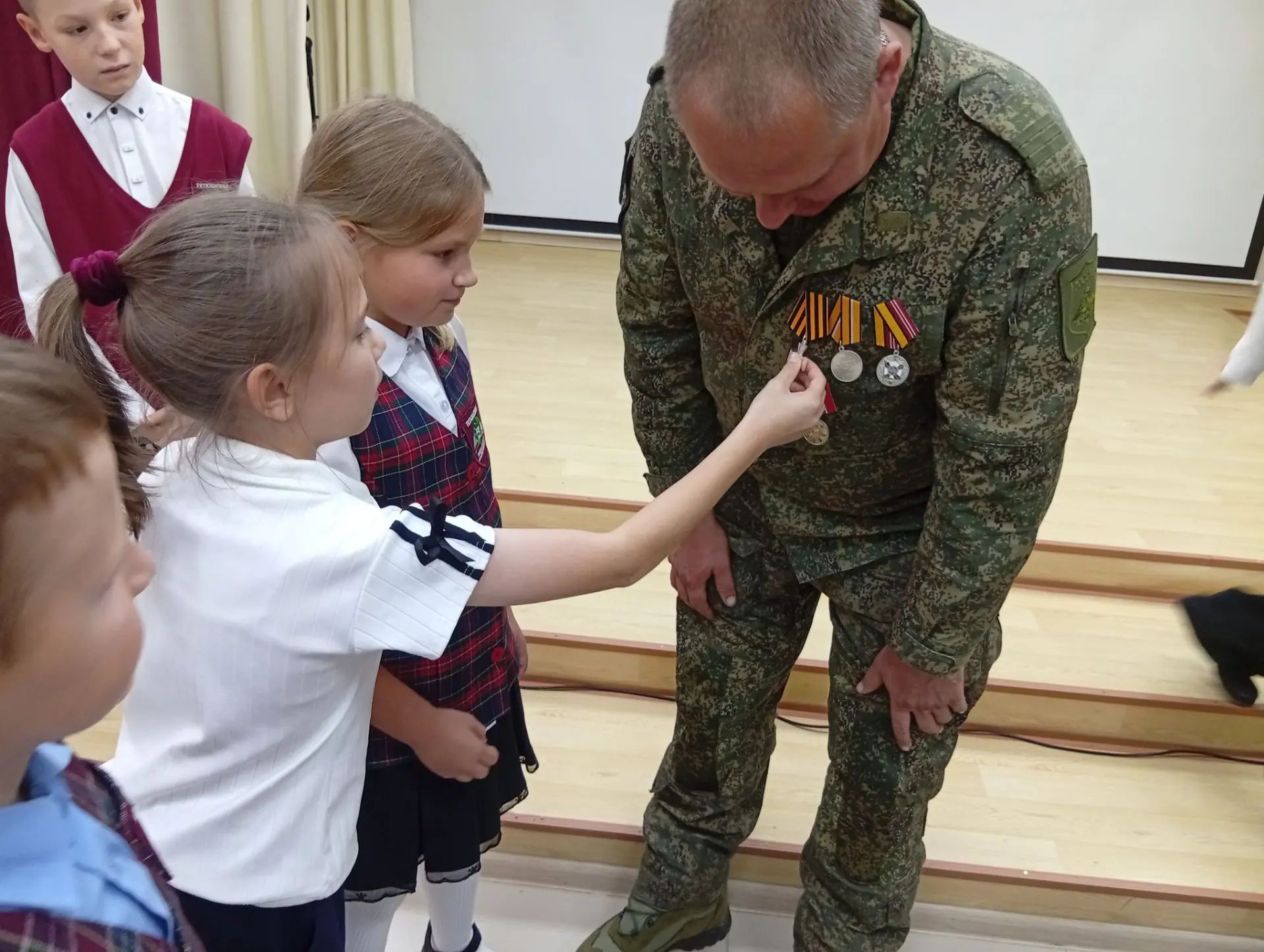 Бойцы инженерно-саперной роты встретились со школьниками