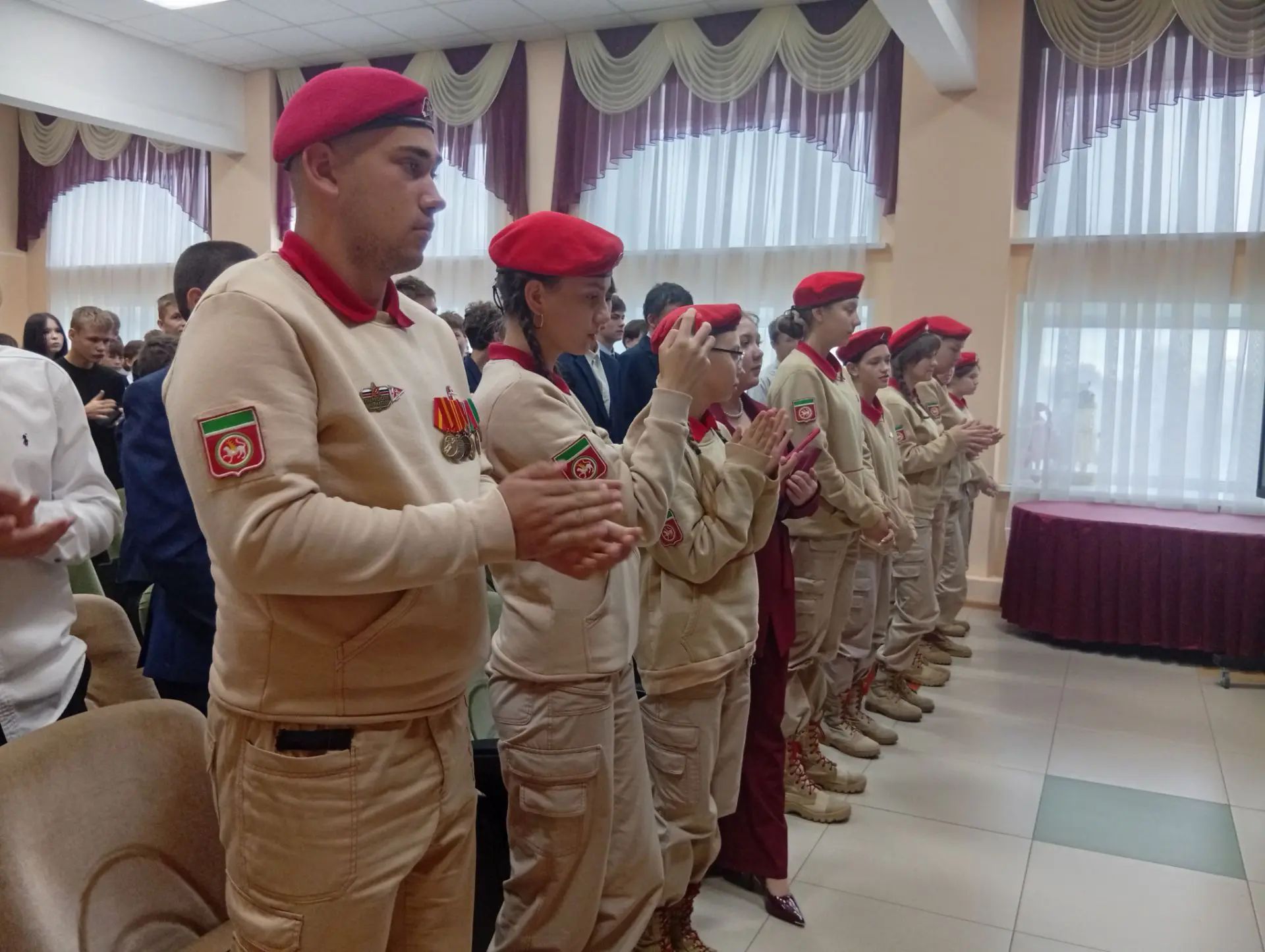 Бойцы инженерно-саперной роты встретились со школьниками