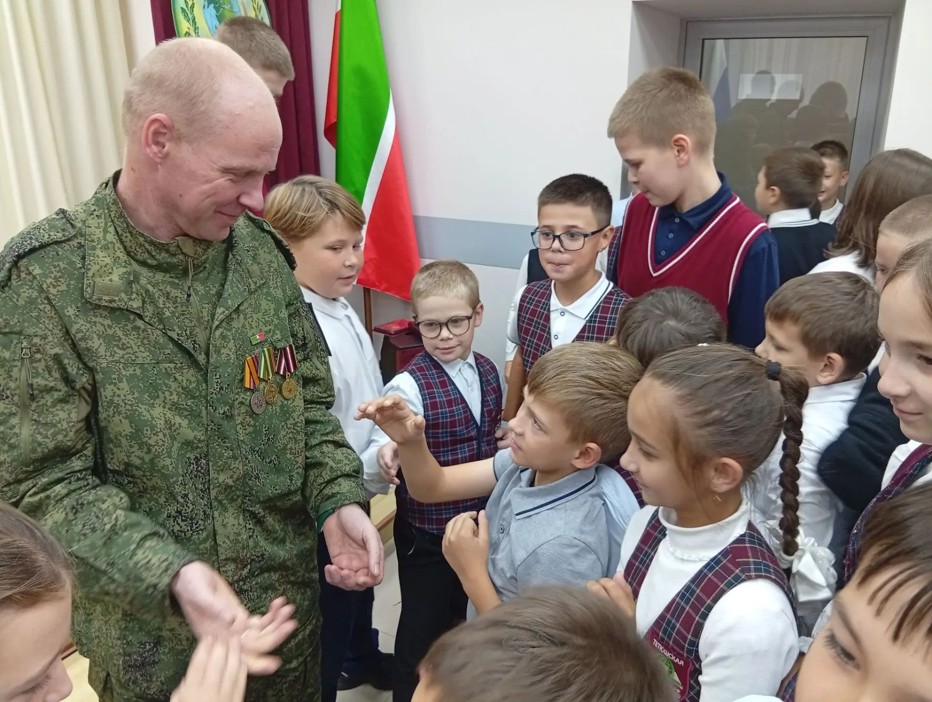 Бойцы инженерно-саперной роты встретились со школьниками