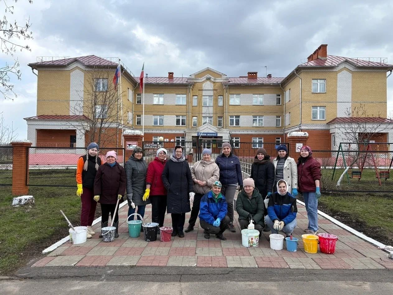 Субботник в Тетюшах: ученики и педагоги навели порядок на территории