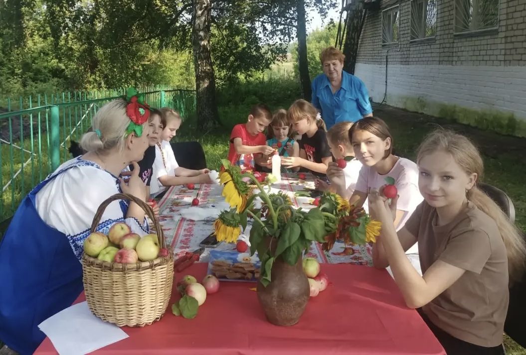 В Монастырском СДК создали «Наливные яблочки» на праздничном мастер‑классе