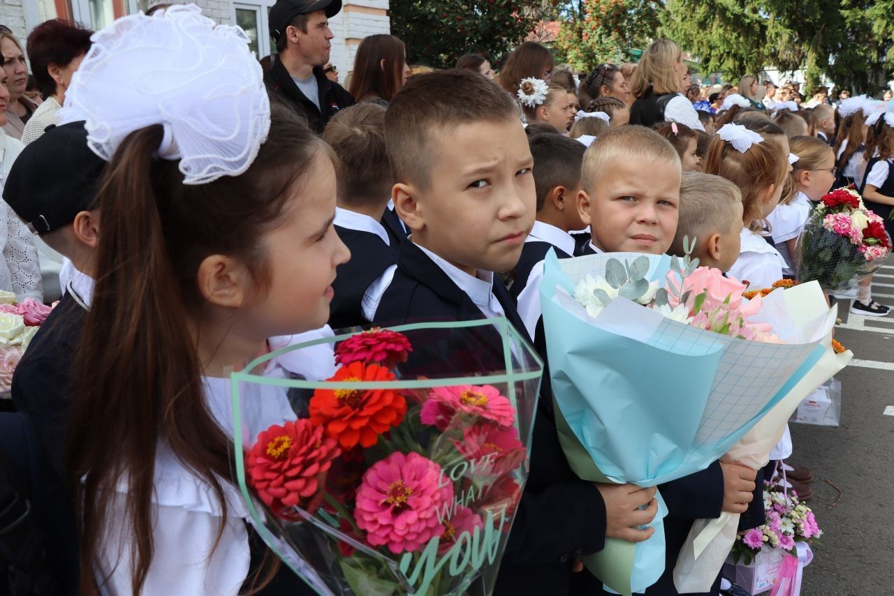 Первоклассникам вручили самолетики