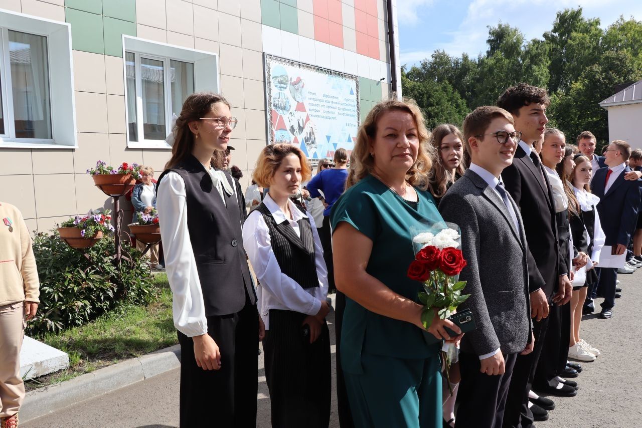 Первоклассникам вручили самолетики
