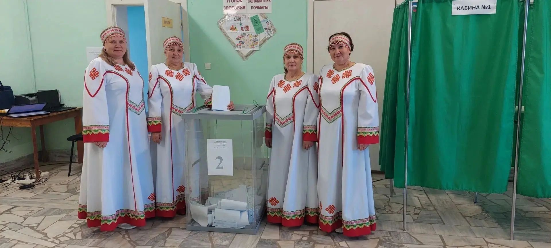 Работники учреждений Тетюшского района проголосовали в национальных костюмах