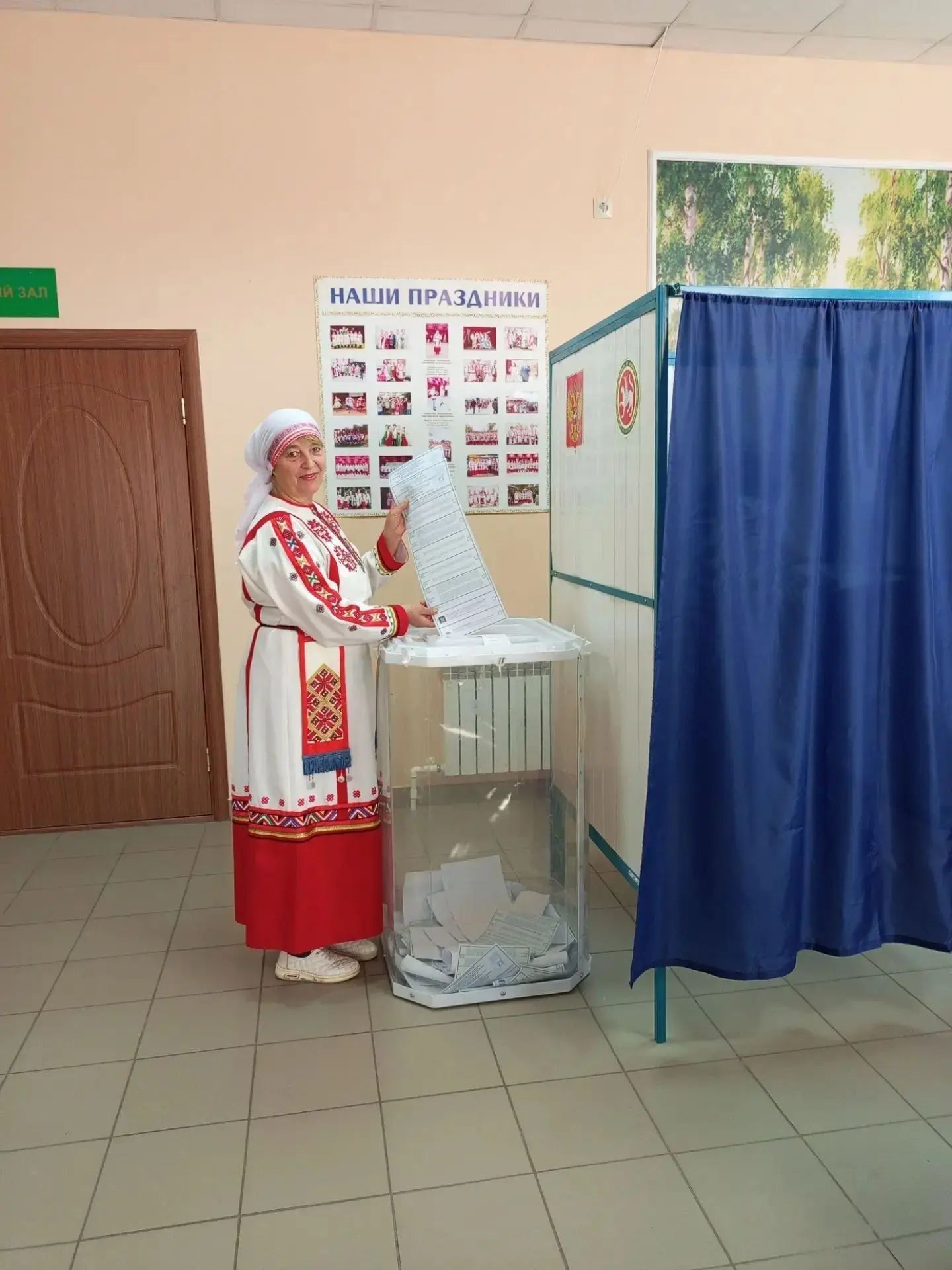 Работники учреждений Тетюшского района проголосовали в национальных костюмах