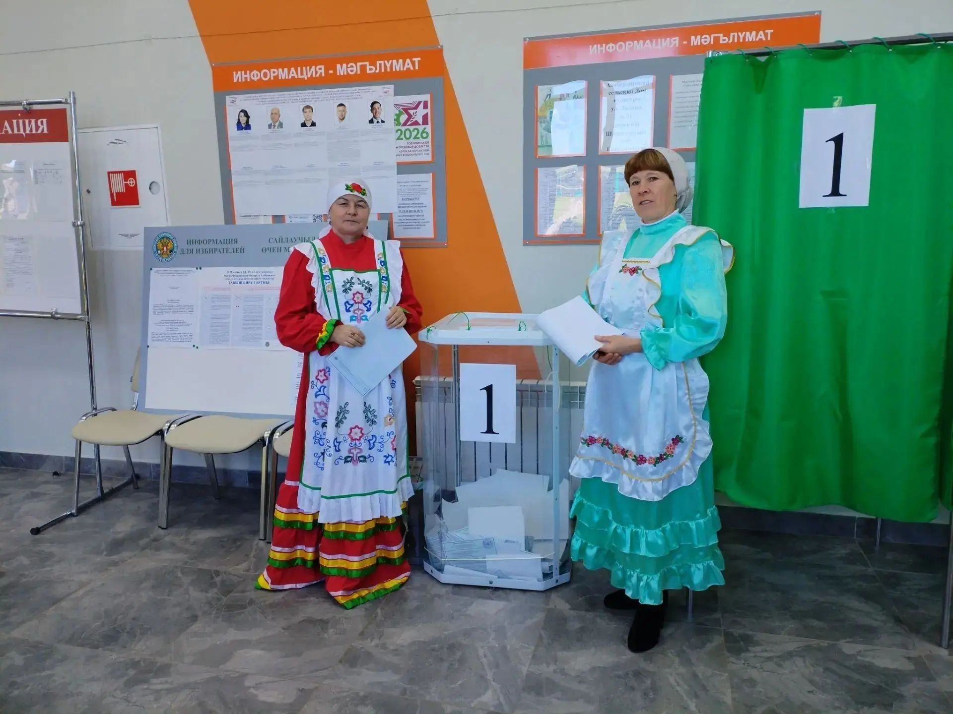 Работники учреждений Тетюшского района проголосовали в национальных костюмах