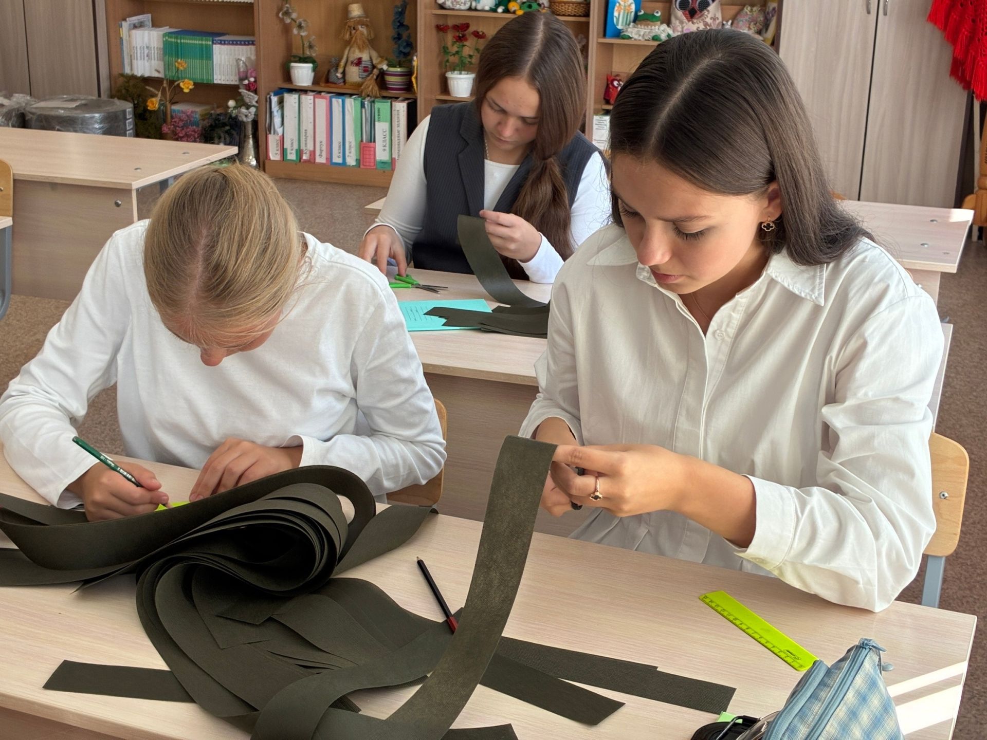 Юные мастерицы из Тетюш помогают бойцам СВО