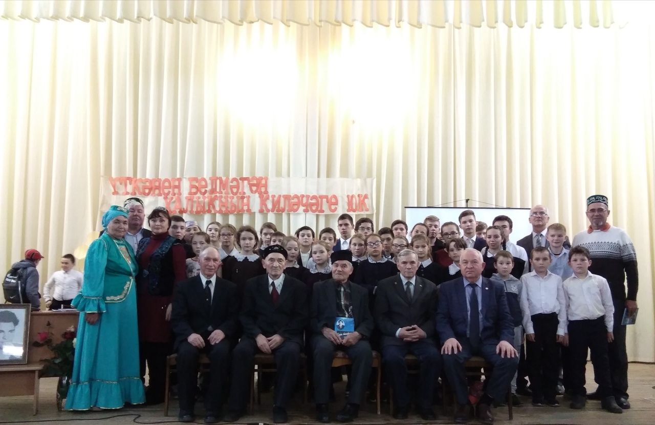 В Большетарханском СДК прошла презентация книги писателя Рината Нуруллина "Белый след на черной доске".